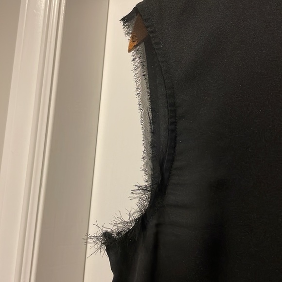 Sleeveless top with purposeful fraying - Picture 3 of 5